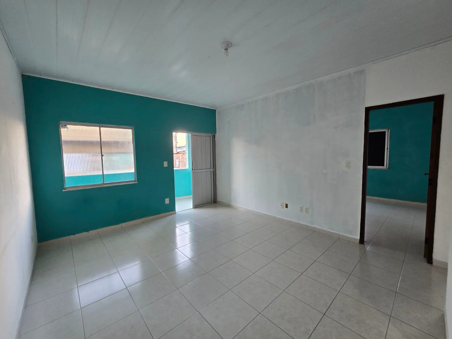 Apartamento 2/4 com suíte no Centro de Dias d’Ávila, a 120m da Praça ACM